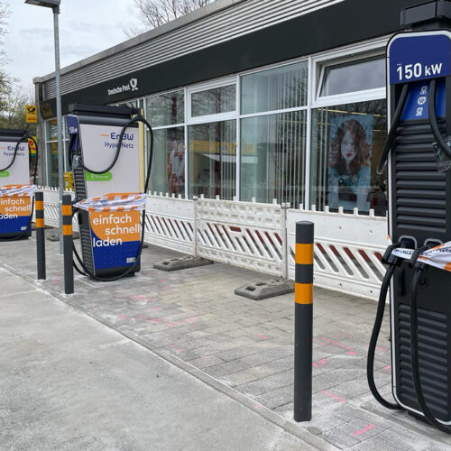 Ladestation für Elektroautos, blau-weiß, 150 kW. Geschlossen, mit Warnband abgesperrt.